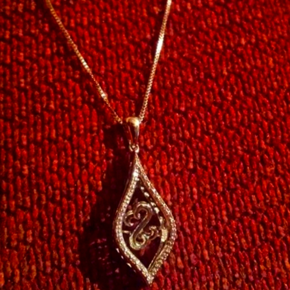 HAVE YOU SEEN THIS NECKLACE????